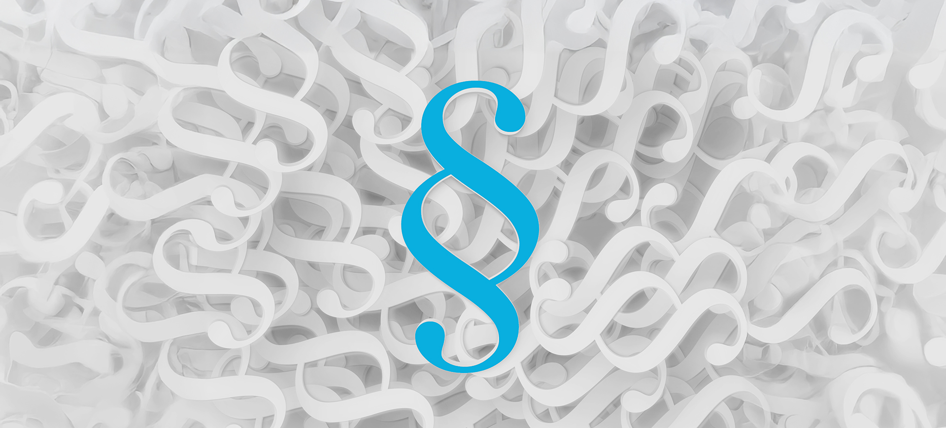 Schwarz-Weiß Aufnahme vieler dreidimensionaler Paragraphenzeichen in der Draufsicht, die in unsortierter Ausrichtung übereinander liegen.