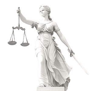 Schwarz-Weiß Aufnahme der Justicia als Statue aus weißem Marmor mit Waage und Schwert auf einem Sockel aus der Froschperspektive.